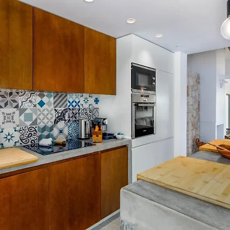 3009 - Luxurious New In Quiet Area In